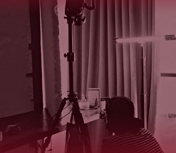 Trépied et téléphone prêts pour un tournage vertical