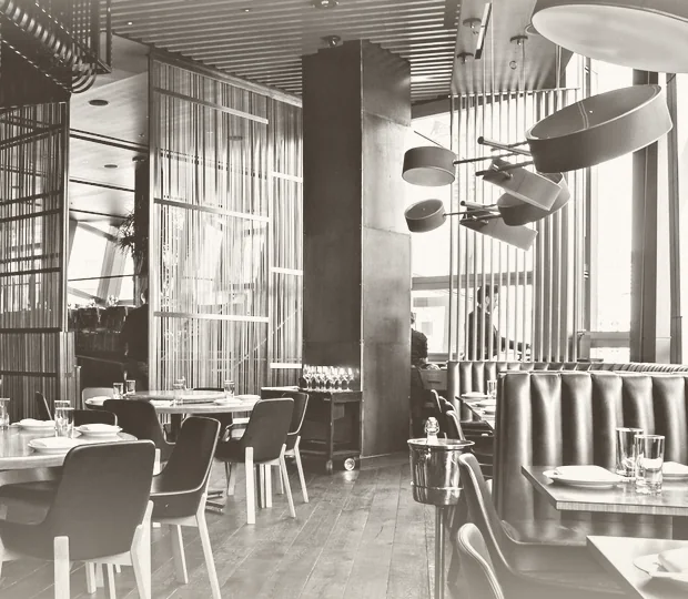 Salle de restaurant avant le service