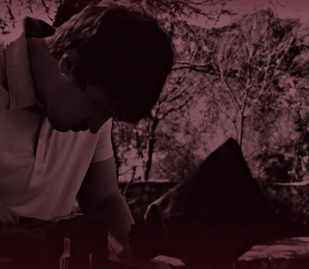 Artisan au travail sur un chantier